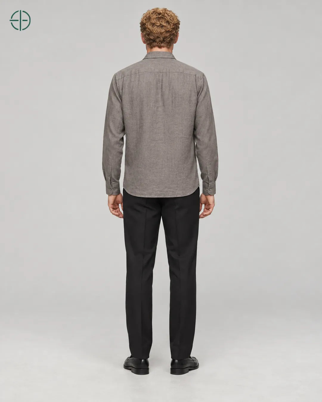 Camisa 100% Linho Belga Masculina, cor Camelo, mesmo modelo e roupa de costas, em estúdio profissional com fundo cinza ostra.