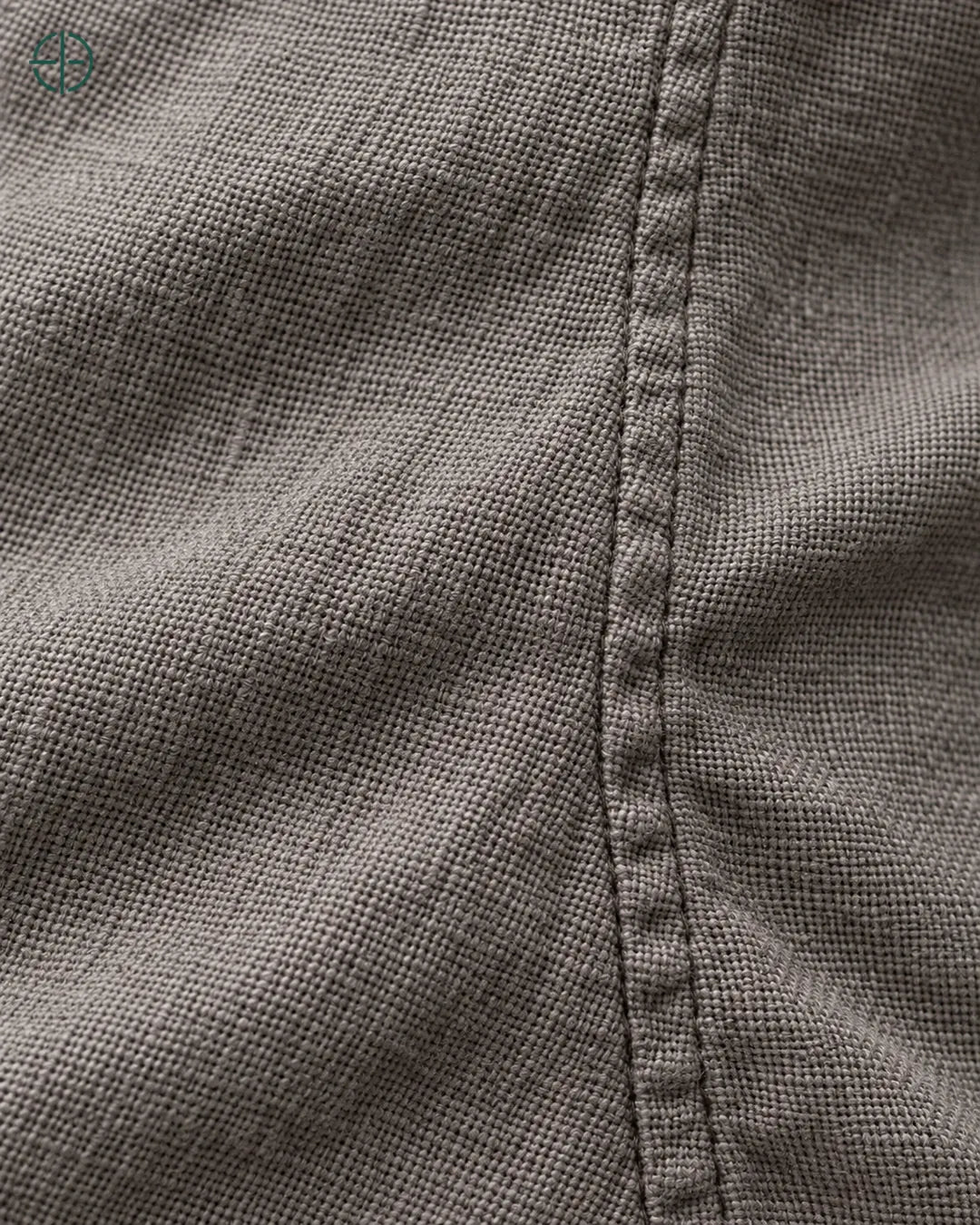 Camisa 100% Linho Belga Masculina, cor Camelo, macro do produto no modelo, em estúdio profissional com fundo cinza ostra.