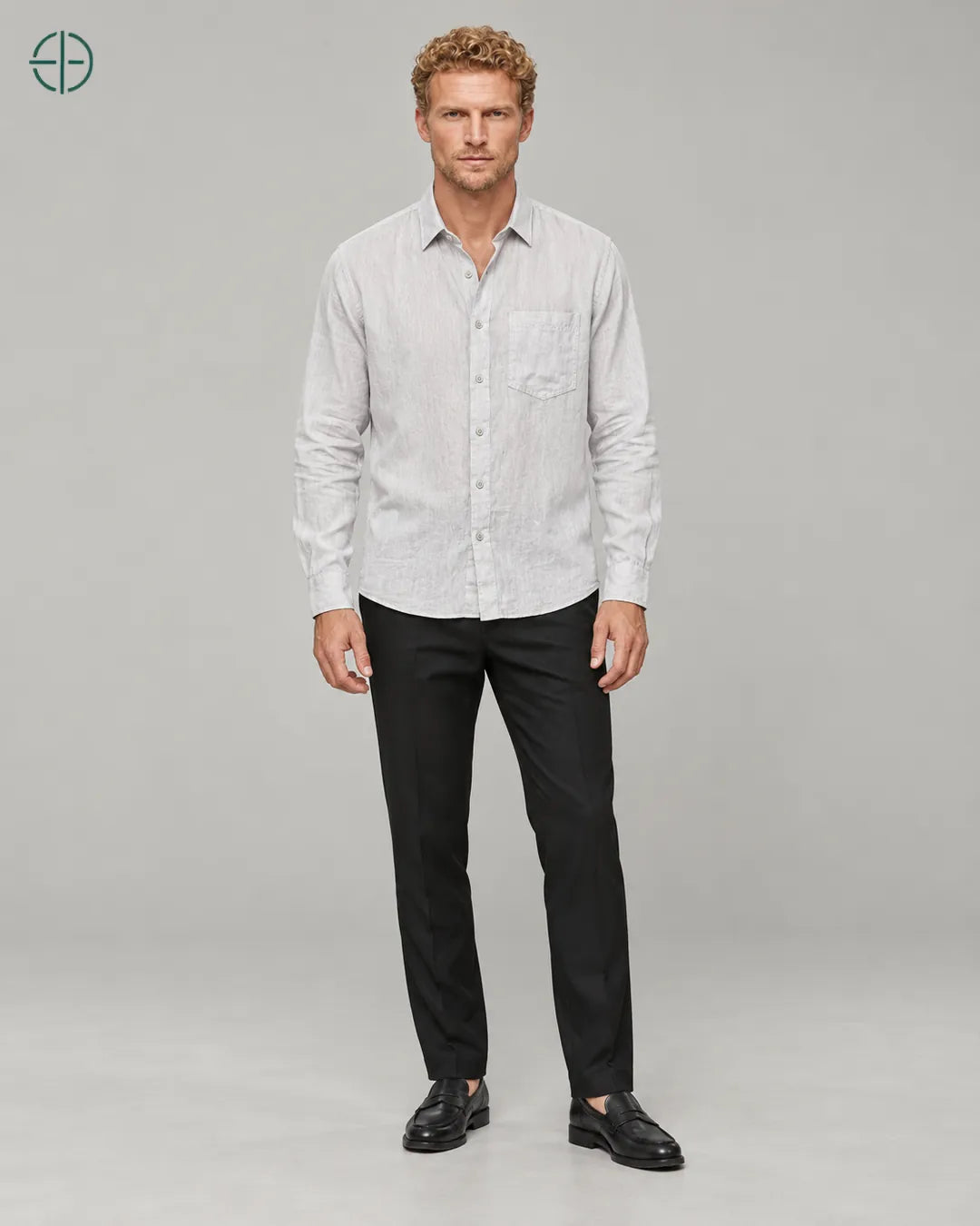 Camisa 100% Linho Belga Masculina, cor Cinza, modelo usando de frente, em estúdio profissional com fundo cinza ostra.