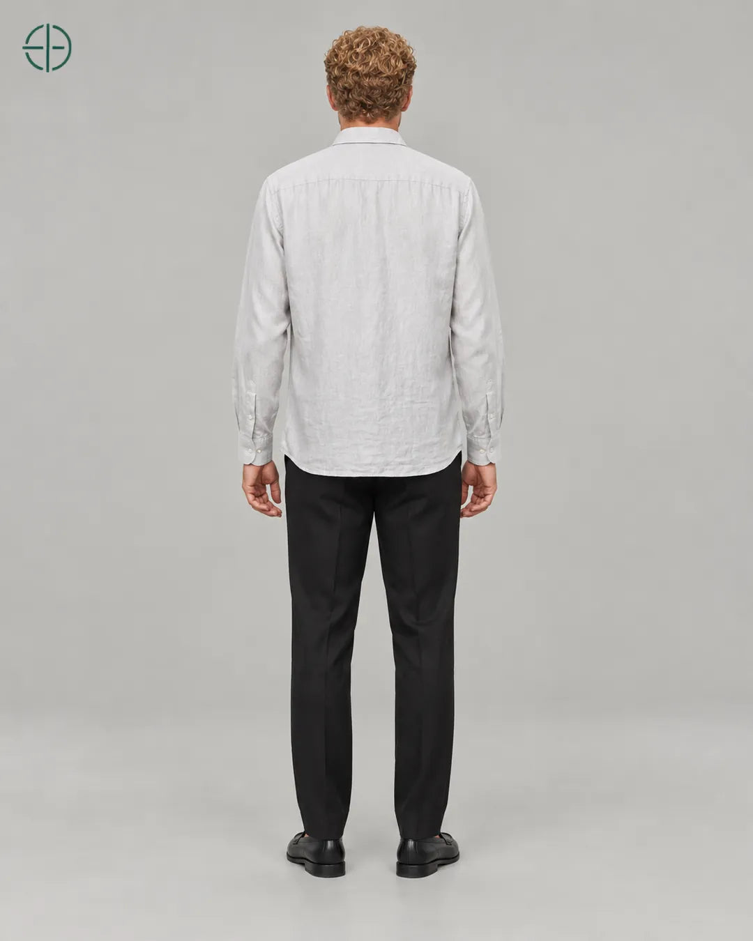 Camisa 100% Linho Belga Masculina, cor Cinza, mesmo modelo e roupa de costas, em estúdio profissional com fundo cinza ostra.