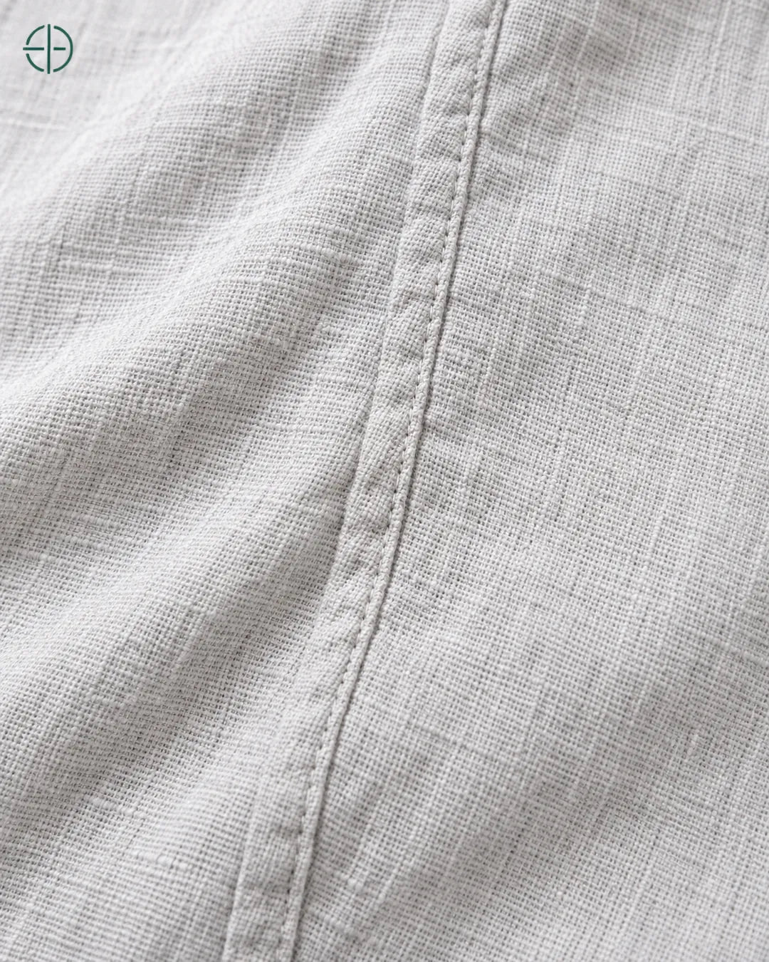 Camisa 100% Linho Belga Masculina, cor Cinza, macro do produto no modelo, em estúdio profissional com fundo cinza ostra.