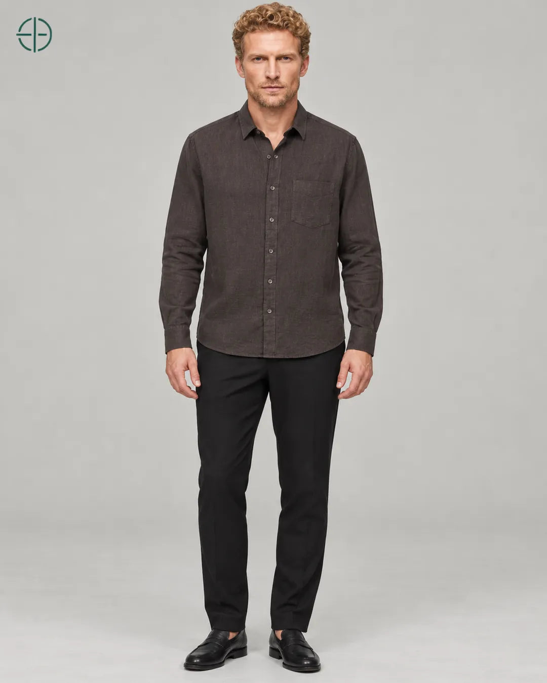 Camisa 100% Linho Belga Masculina, cor Marrom, modelo usando de frente, em estúdio profissional com fundo cinza ostra.