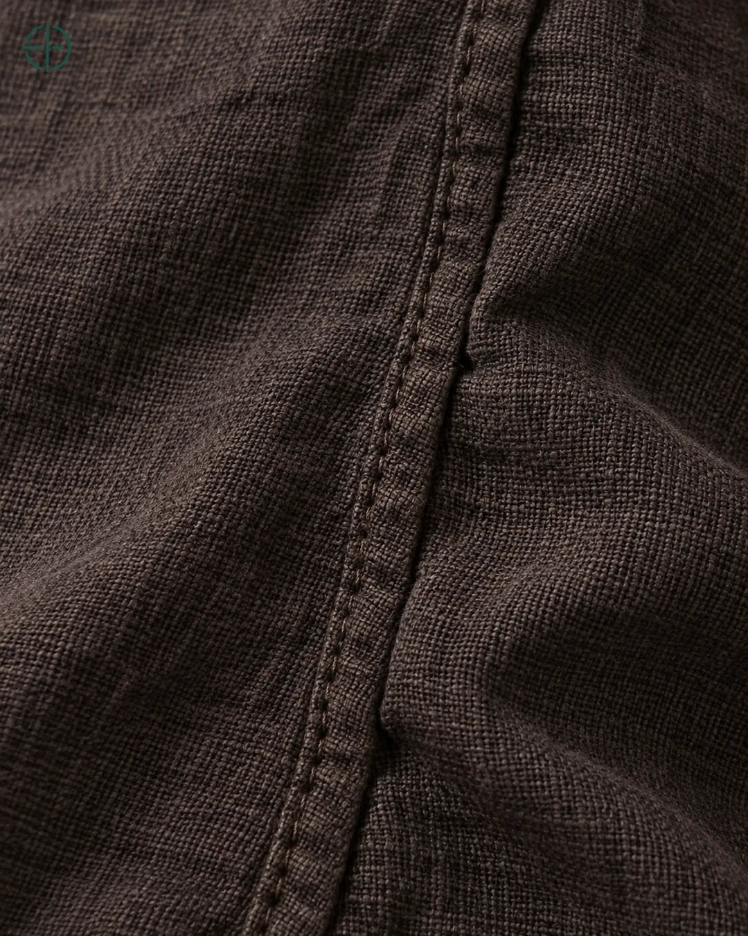 Camisa 100% Linho Belga Masculina, cor Marrom, macro do produto no modelo, em estúdio profissional com fundo cinza ostra.
