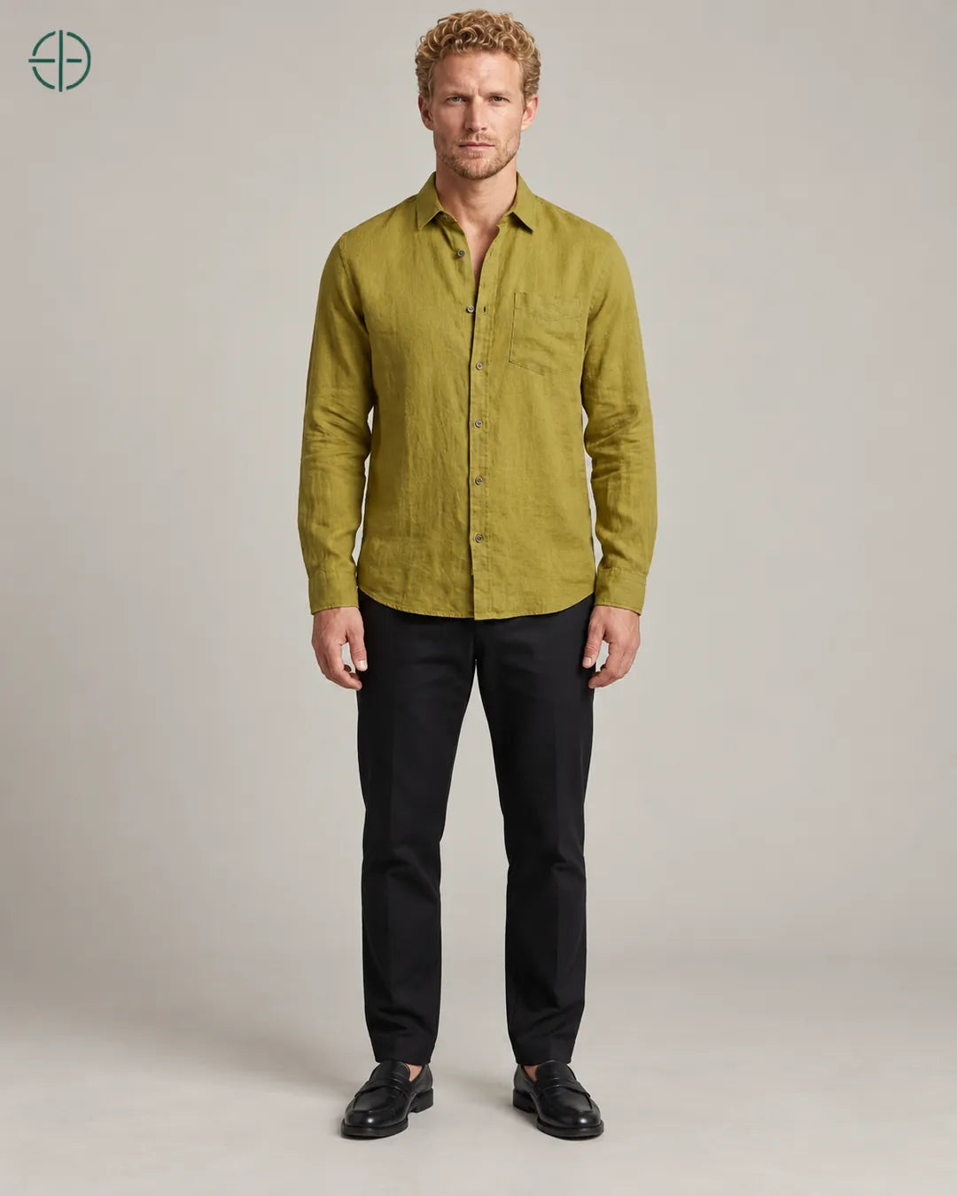 Camisa 100% Linho Belga Masculina, cor Oliva, modelo de corpo inteiro de frente. Fotografia de produto Rest Money.