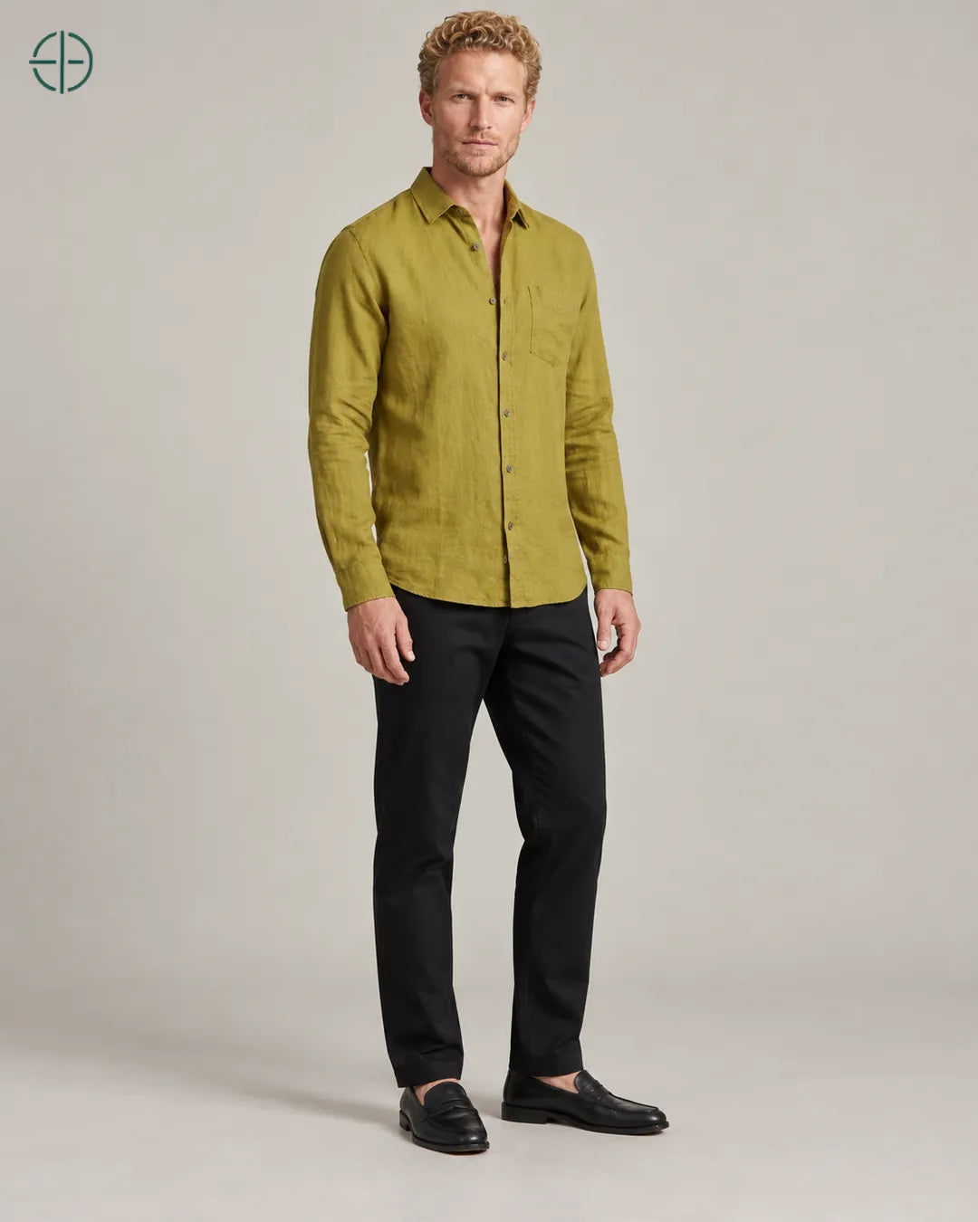 Camisa 100% Linho Belga Masculina, cor Oliva, mesmo modelo em três quartos mostrando o caimento. Fotografia de produto Rest Money.