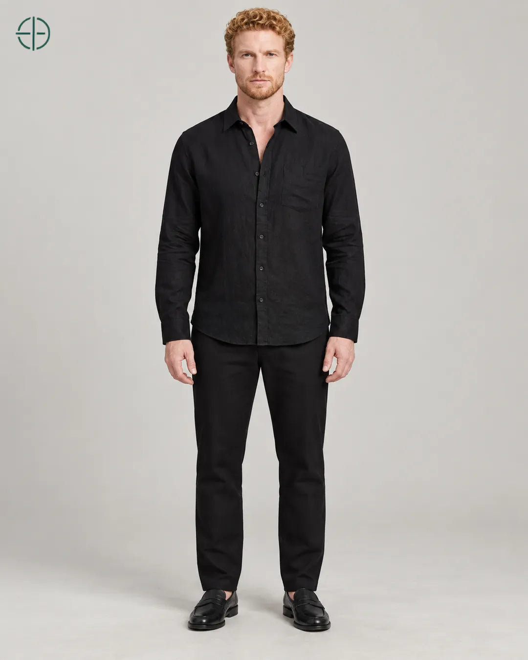 Camisa 100% Linho Belga Masculina, cor Preto, modelo de corpo inteiro de frente. Fotografia de produto Rest Money.