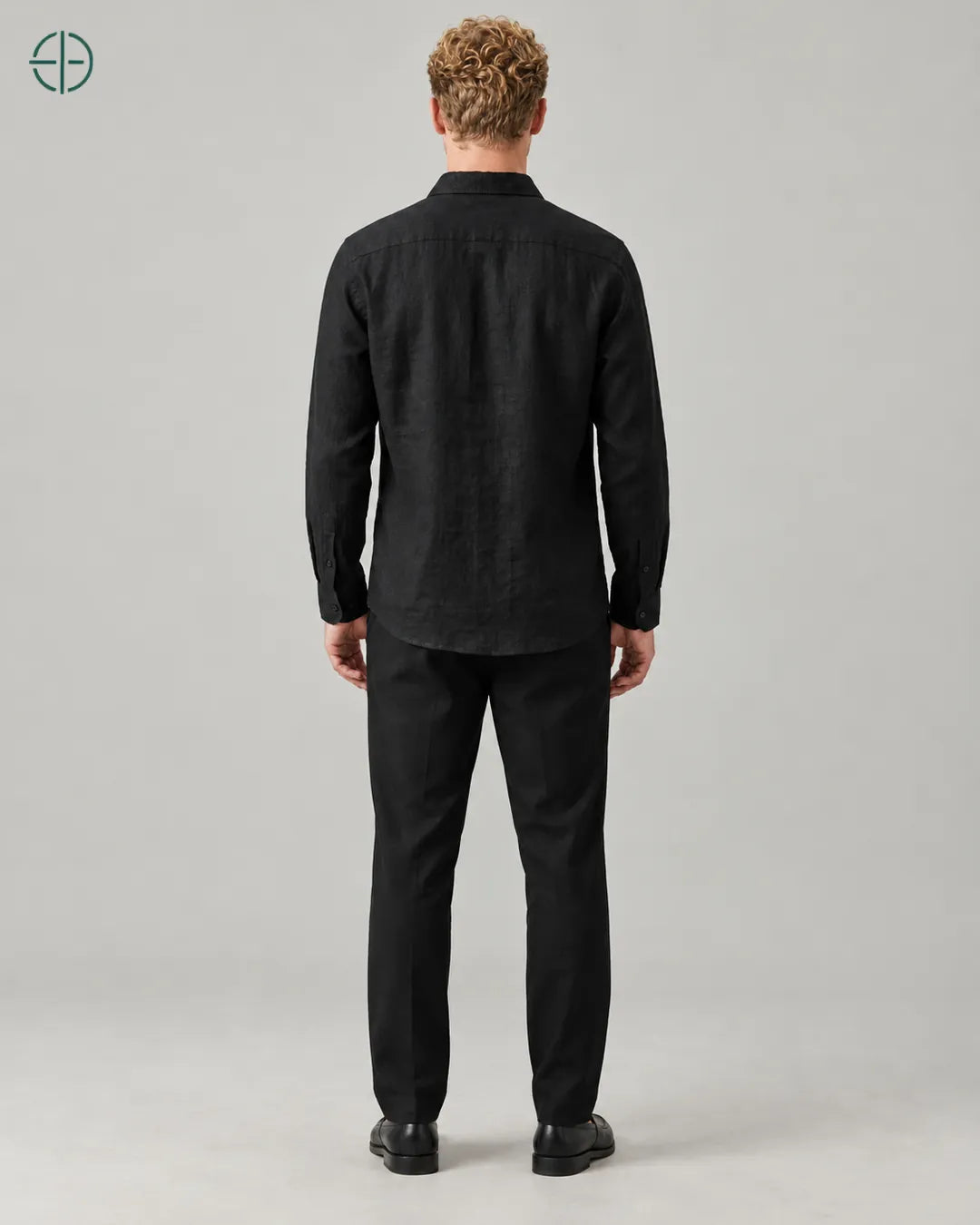 Camisa 100% Linho Belga Masculina, cor Preto, mesmo modelo e roupa de costas. Fotografia de produto Rest Money.