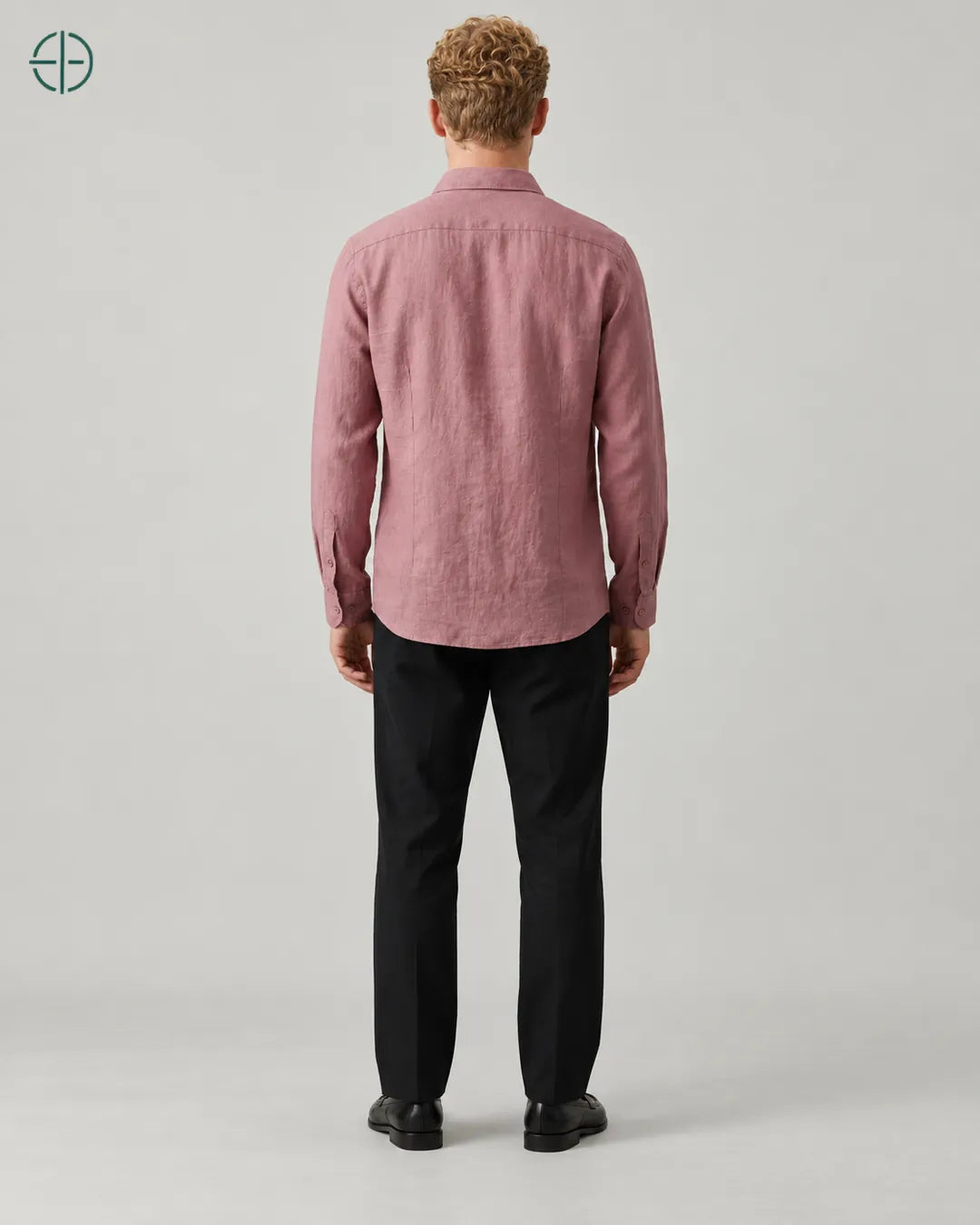 Camisa 100% Linho Belga Masculina, cor Rosa, mesmo modelo e roupa de costas. Fotografia de produto Rest Money.
