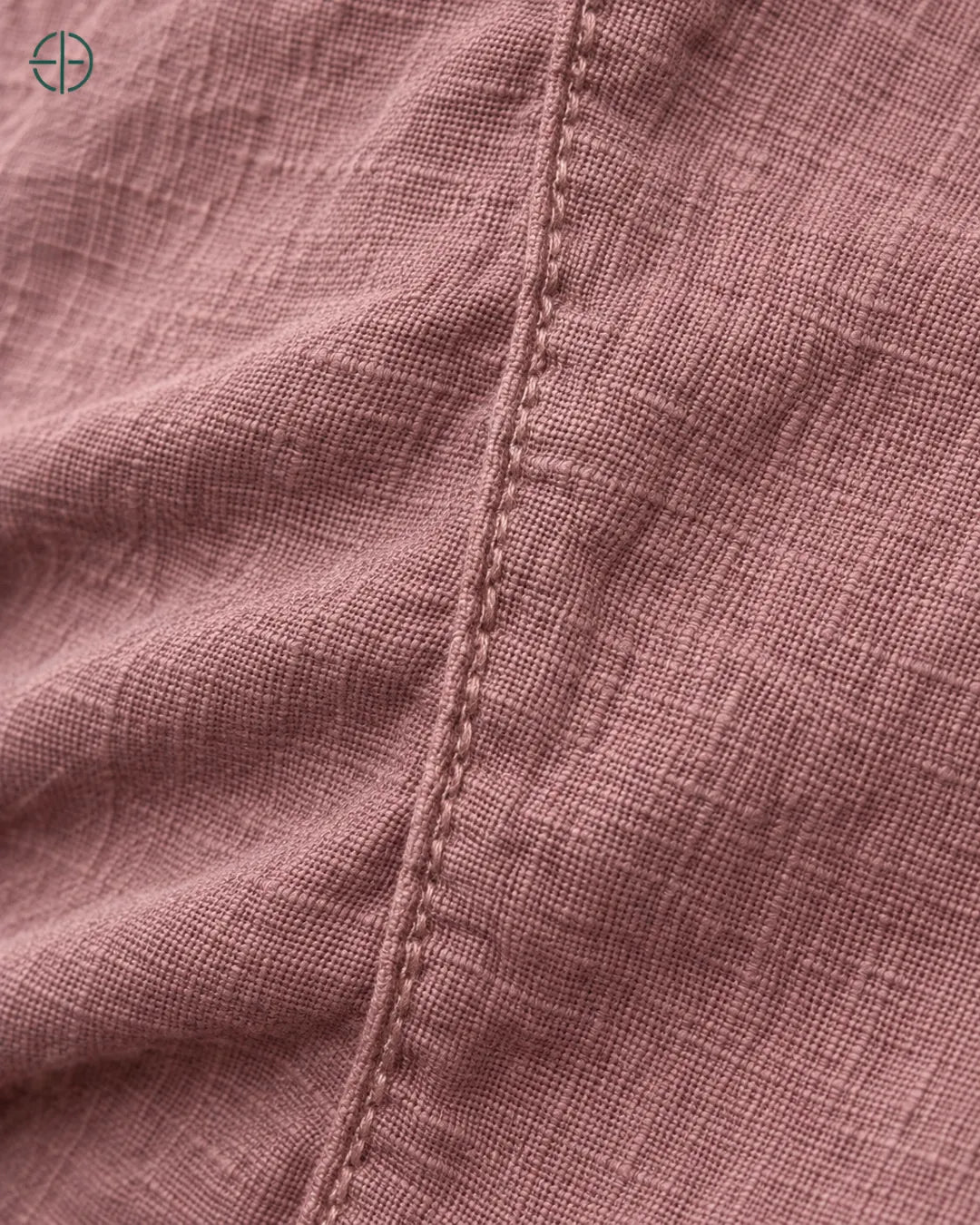 Camisa 100% Linho Belga Masculina, cor Rosa, macro do produto no modelo, em estúdio profissional com fundo cinza ostra.