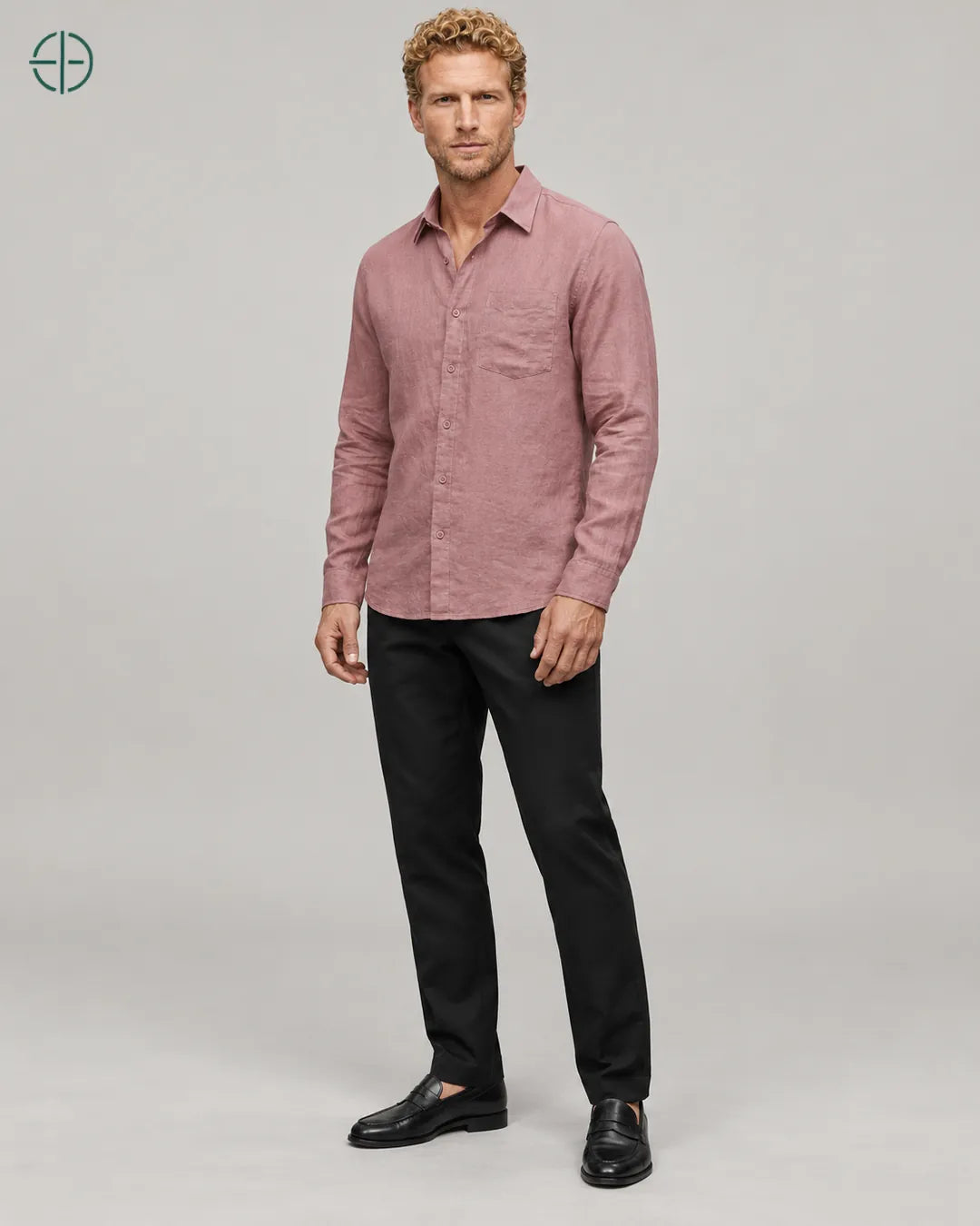 Camisa 100% Linho Belga Masculina, cor Rosa, mesmo modelo em três quartos mostrando o caimento. Fotografia de produto Rest Money.