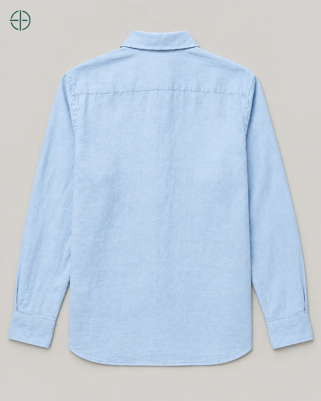 Camisa 100% Linho Belga Masculina Sem Bolso, cor Azul Claro, produto estendido no chão, câmera vertical, vista traseira. Fotografia de produto Rest Money.