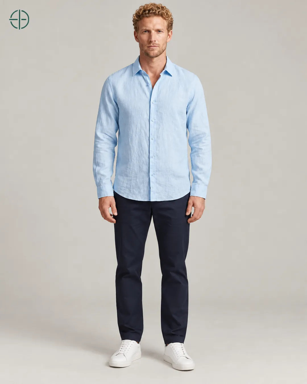Camisa 100% Linho Belga Masculina Sem Bolso, cor Azul Claro, modelo de corpo inteiro de frente. Fotografia de produto Rest Money.