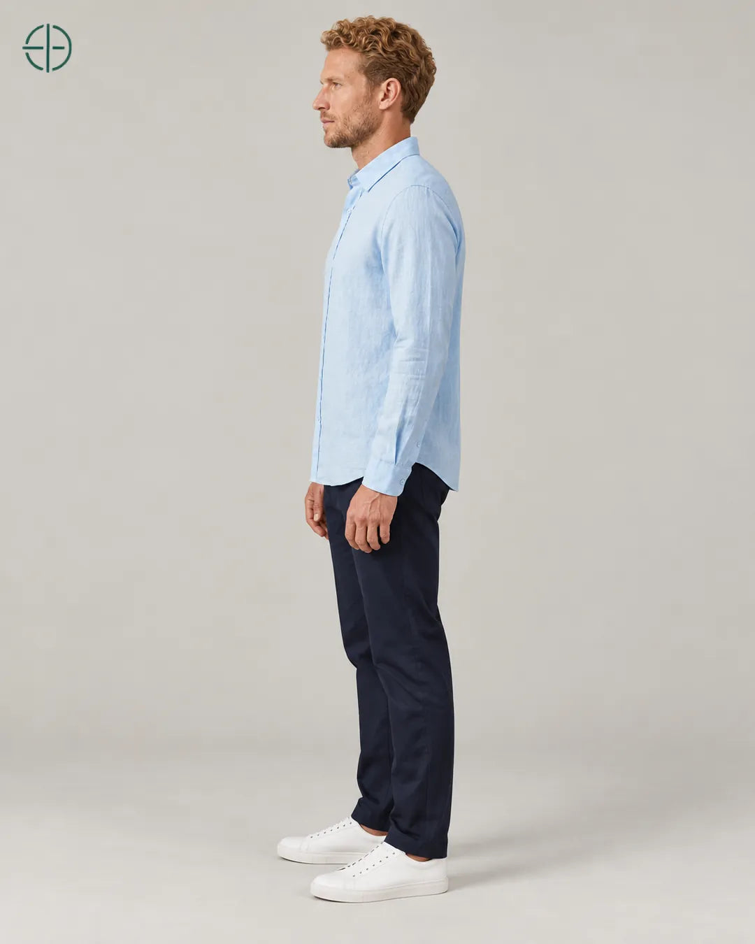 Camisa 100% Linho Belga Masculina Sem Bolso, cor Azul Claro, mesmo modelo e roupa de lado. Fotografia de produto Rest Money.