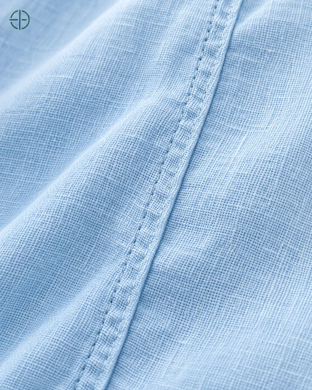 Camisa 100% Linho Belga Masculina Sem Bolso, cor Azul Claro, macro do produto no modelo, em estúdio profissional com fundo cinza ostra.
