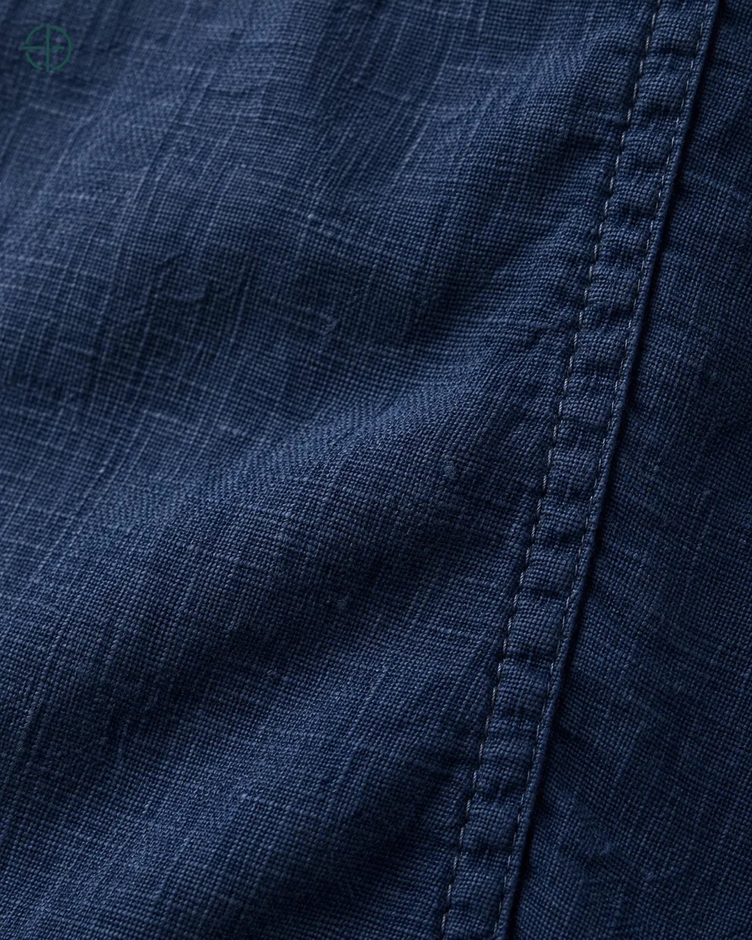 Camisa 100% Linho Belga Masculina Sem Bolso, cor Azul Marinho, macro do produto no modelo, em estúdio profissional com fundo cinza ostra.