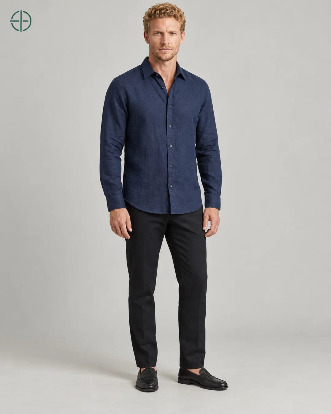 Camisa 100% Linho Belga Masculina Sem Bolso, cor Azul Marinho, mesmo modelo em três quartos mostrando o caimento. Fotografia de produto Rest Money.