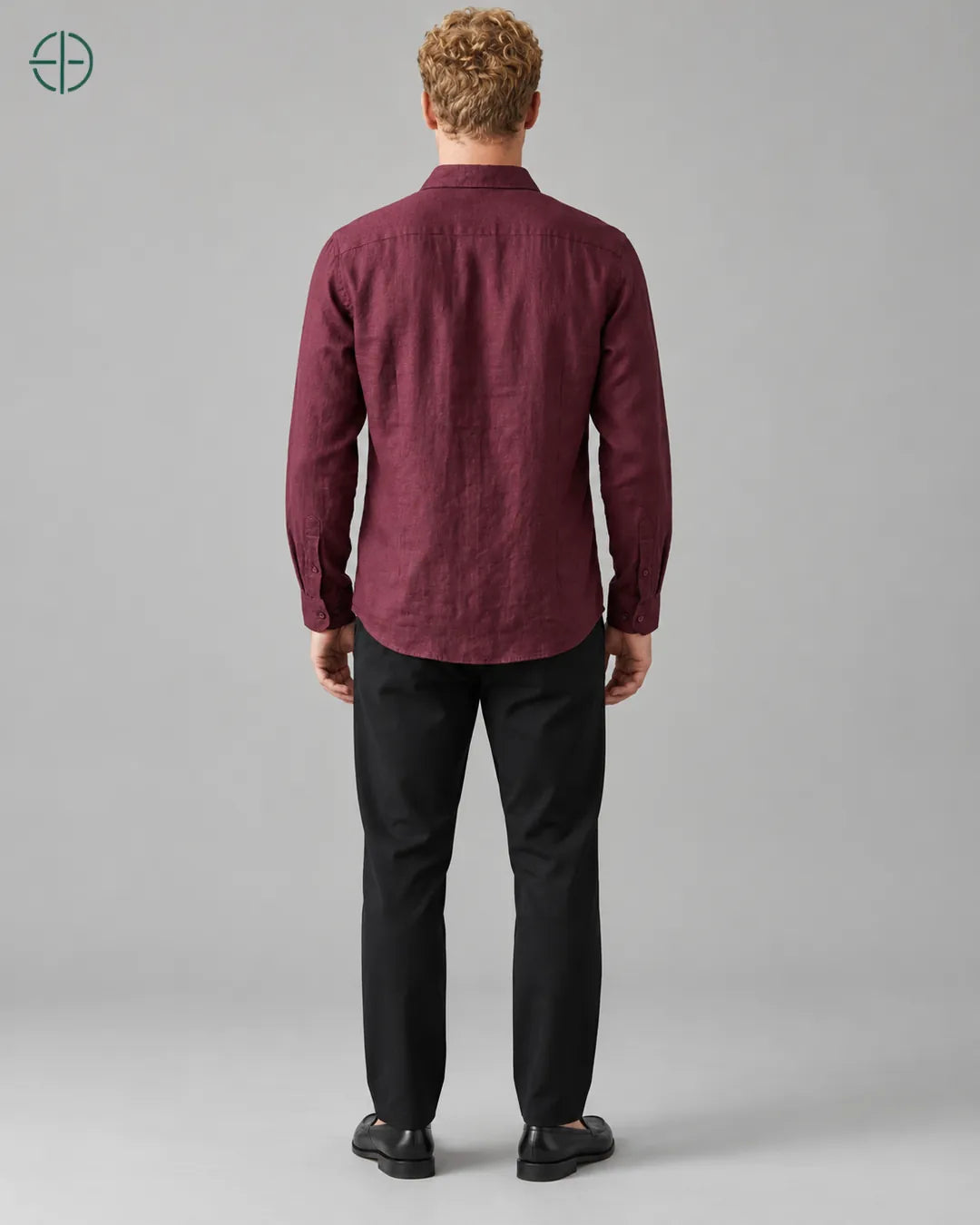 Camisa 100% Linho Belga Masculina Sem Bolso, cor Bordo, mesmo modelo e roupa de costas. Fotografia de produto Rest Money.