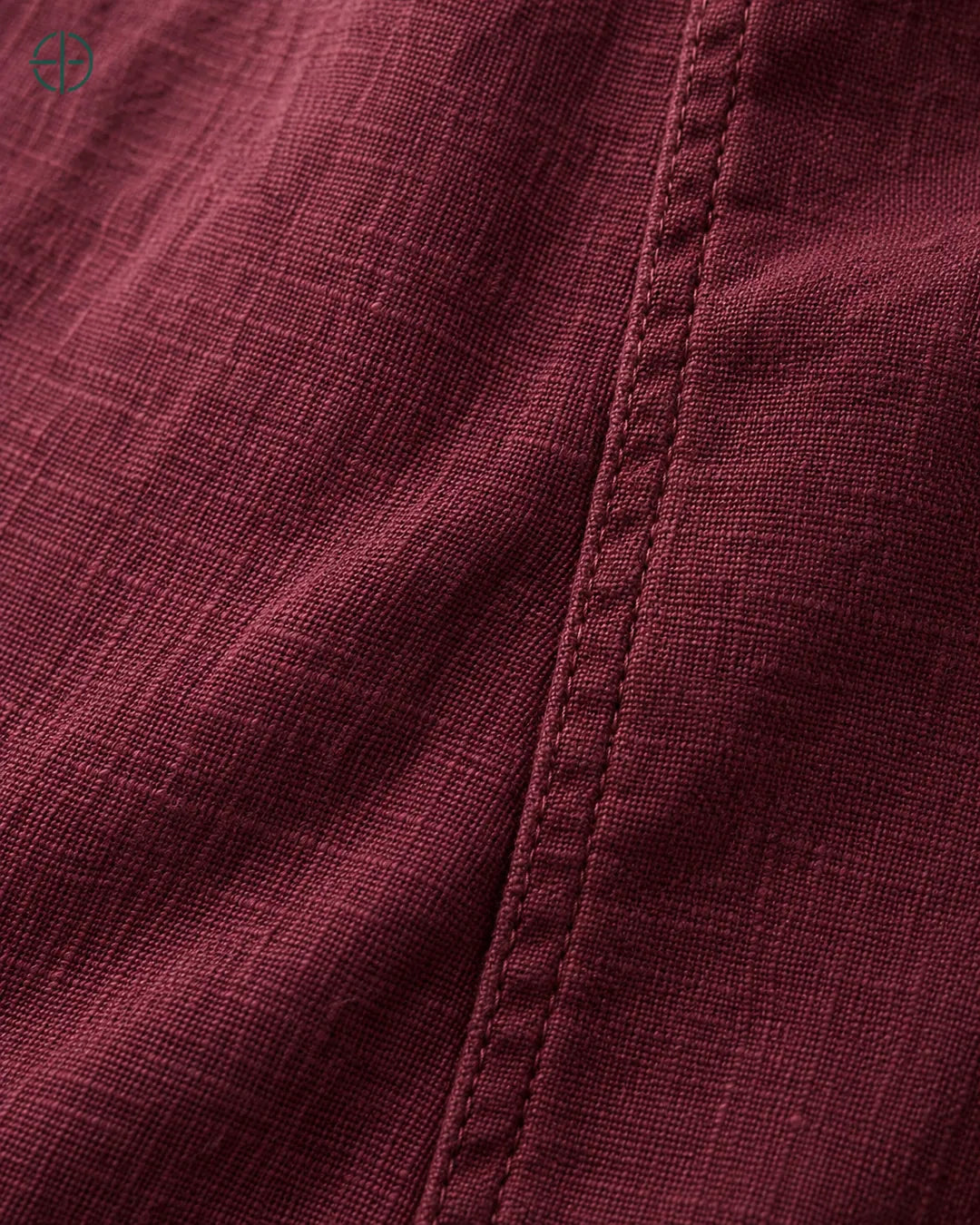 Camisa 100% Linho Belga Masculina Sem Bolso, cor Bordo, macro do produto no modelo, em estúdio profissional com fundo cinza ostra.