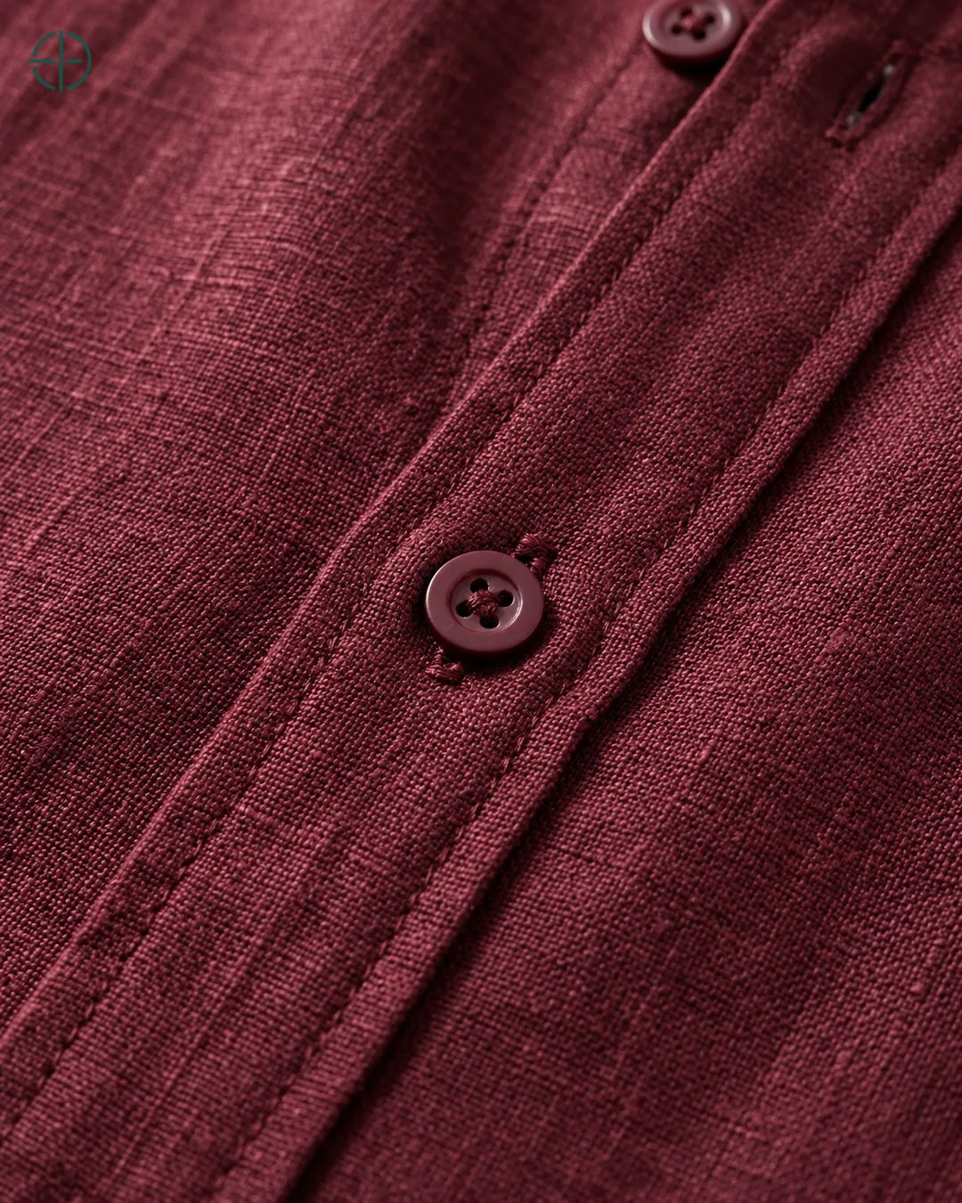 Camisa 100% Linho Belga Masculina Sem Bolso, cor Bordo, Detalhe aproximado do tecido e da costura no modelo, mostrando textura real, em estúdio profissional com fundo cinza ostra.