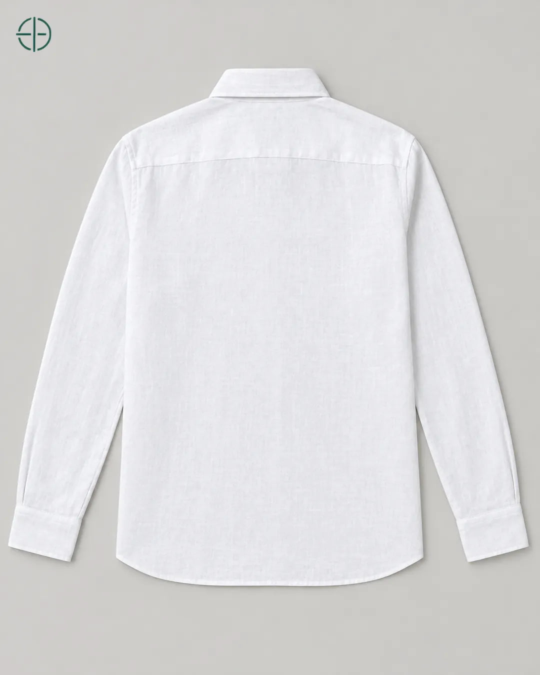 Camisa 100% Linho Belga Masculina Sem Bolso, cor Branco, produto isolado de costas, em estúdio profissional com fundo cinza ostra.