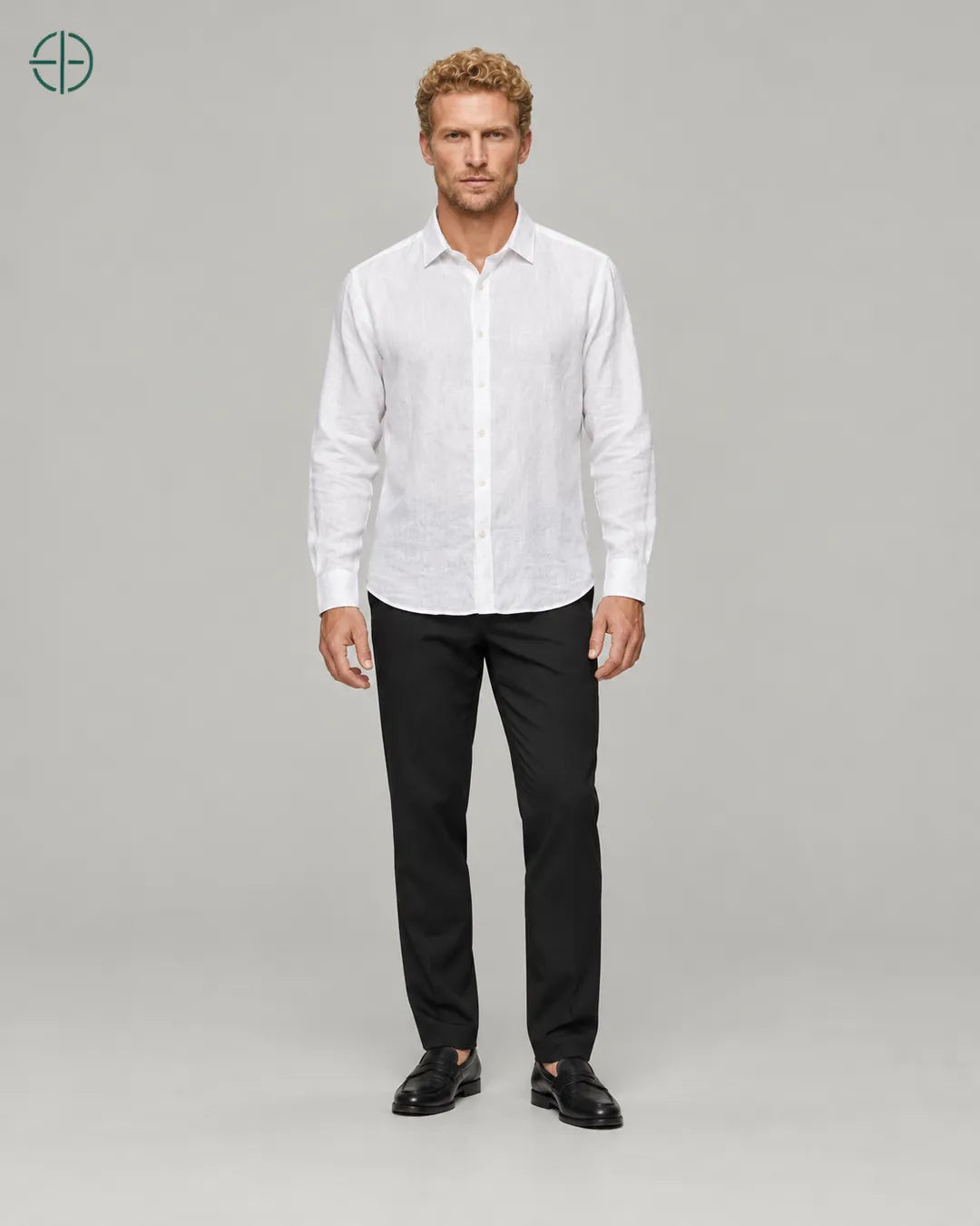 Camisa 100% Linho Belga Masculina Sem Bolso, cor Branco, modelo usando de frente, em estúdio profissional com fundo cinza ostra.