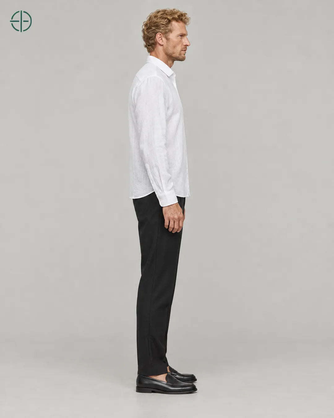 Camisa 100% Linho Belga Masculina Sem Bolso, cor Branco, mesmo modelo e roupa de lado, em estúdio profissional com fundo cinza ostra.