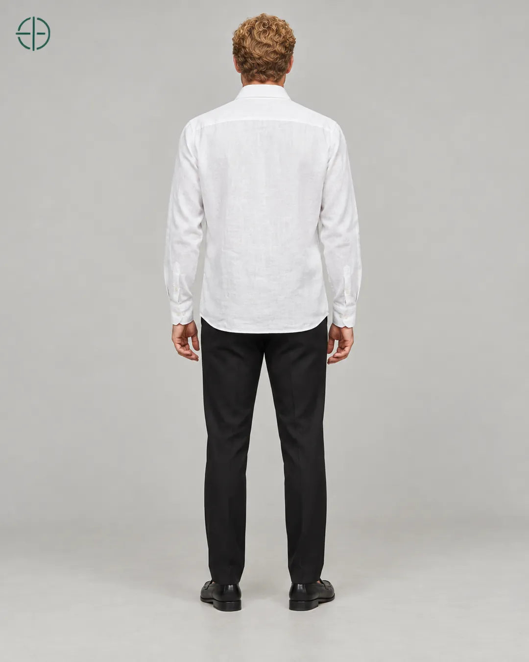 Camisa 100% Linho Belga Masculina Sem Bolso, cor Branco, mesmo modelo e roupa de costas, em estúdio profissional com fundo cinza ostra.