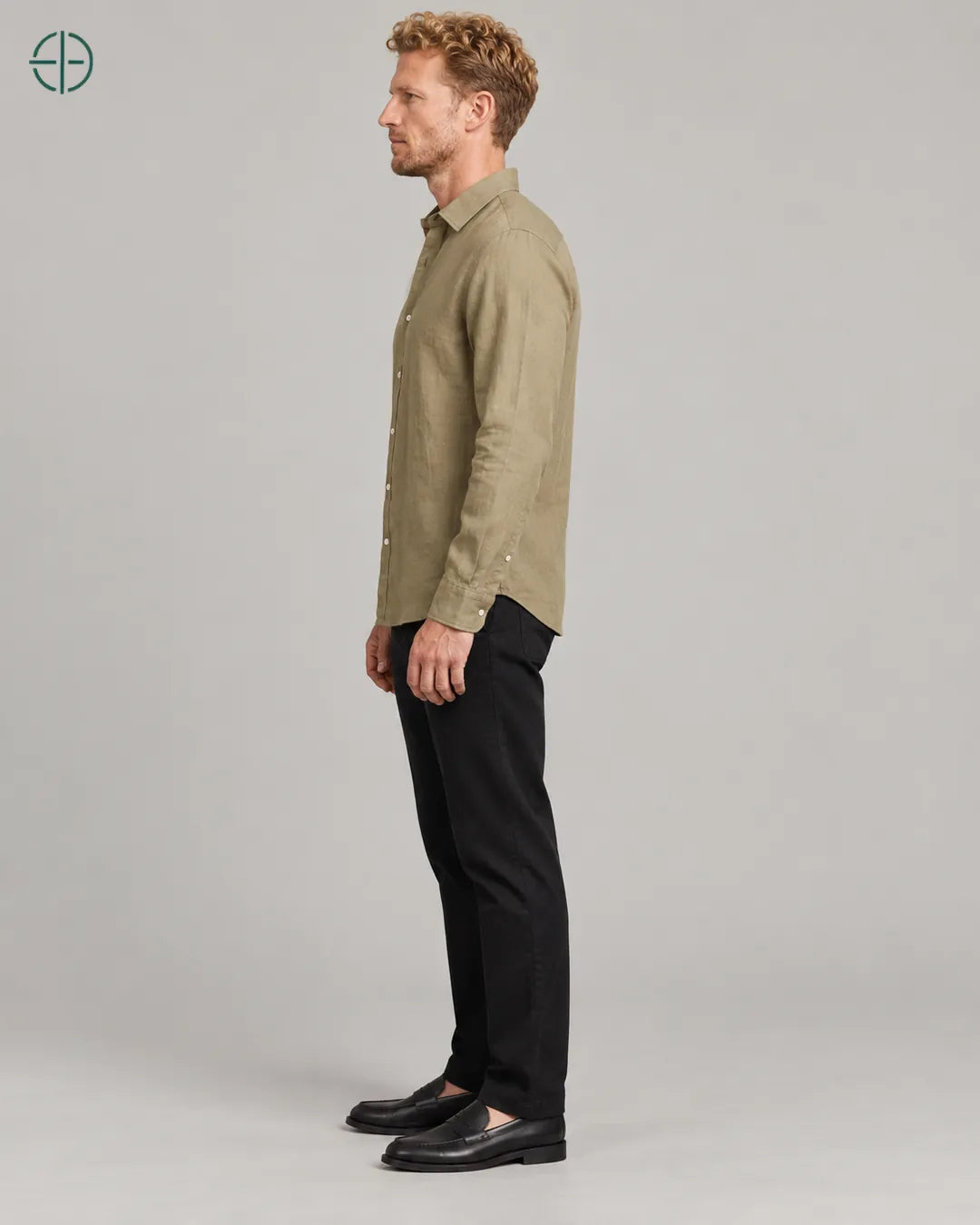 Camisa 100% Linho Belga Masculina Sem Bolso, cor Camelo, mesmo modelo e roupa de lado. Fotografia de produto Rest Money.