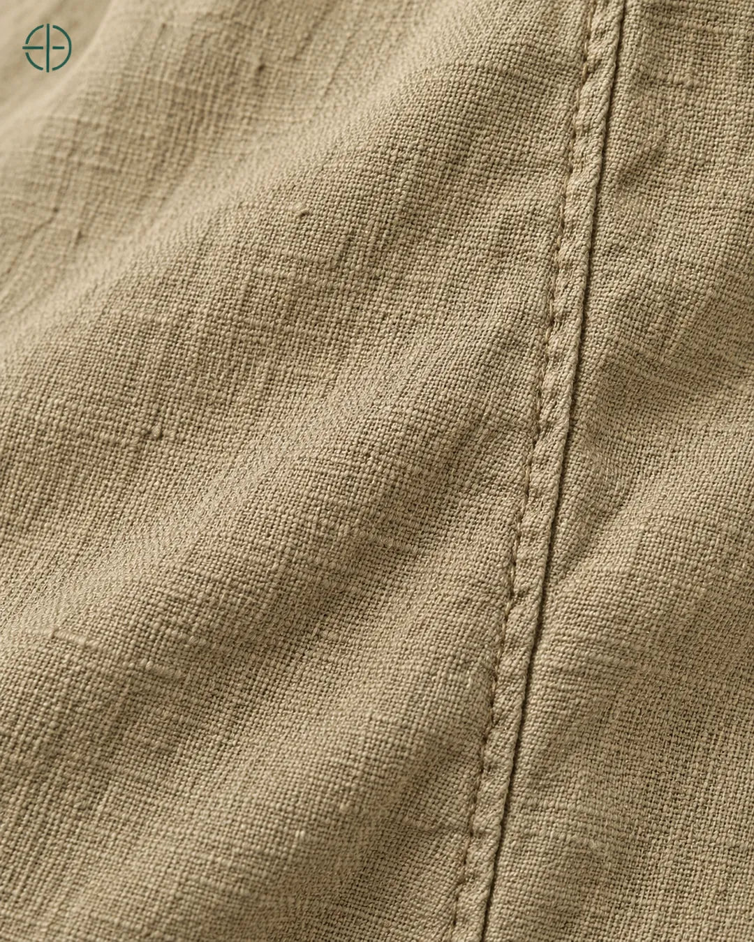 Camisa 100% Linho Belga Masculina Sem Bolso, cor Camelo, macro do produto no modelo, em estúdio profissional com fundo cinza ostra.