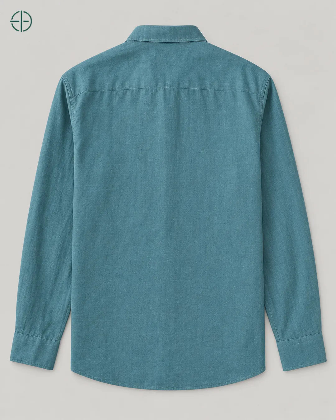 Camisa 100% Linho Belga Masculina Sem Bolso, cor Ciano, produto estendido no chão, câmera vertical, vista traseira. Fotografia de produto Rest Money.