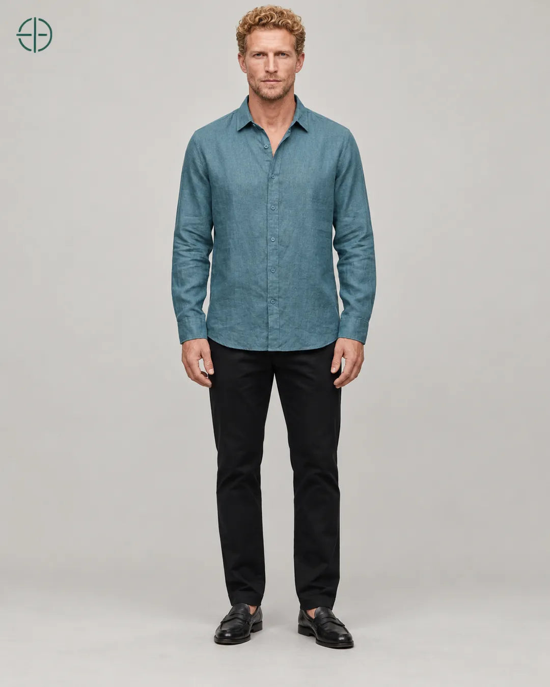 Camisa 100% Linho Belga Masculina Sem Bolso, cor Ciano, modelo de corpo inteiro de frente. Fotografia de produto Rest Money.