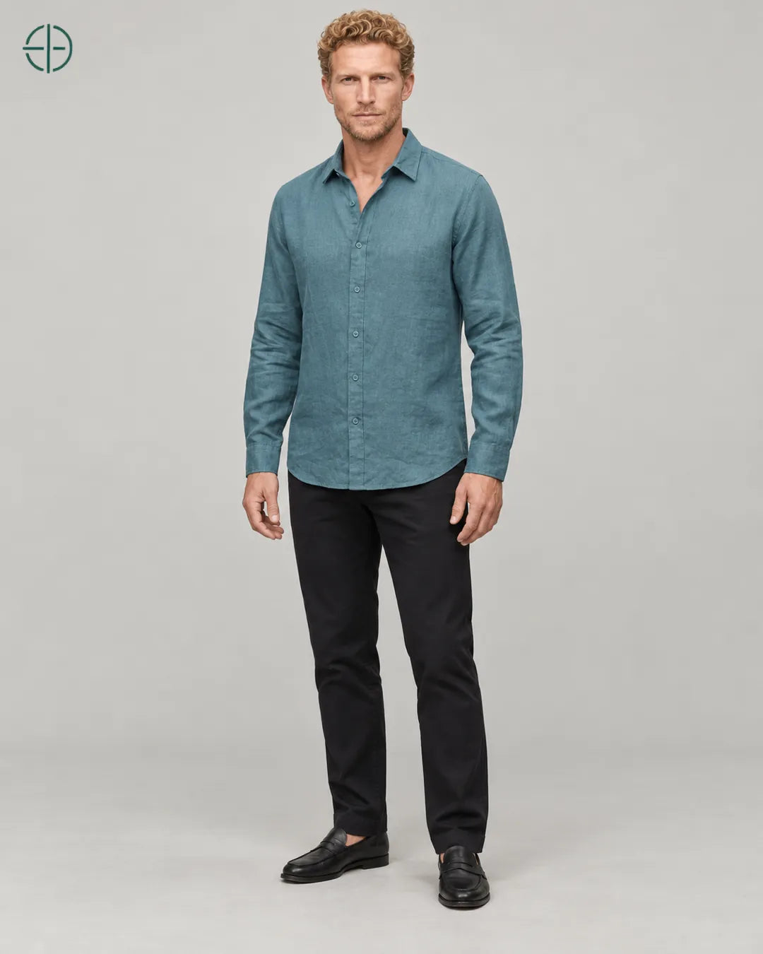 Camisa 100% Linho Belga Masculina Sem Bolso, cor Ciano, mesmo modelo em três quartos mostrando o caimento. Fotografia de produto Rest Money.