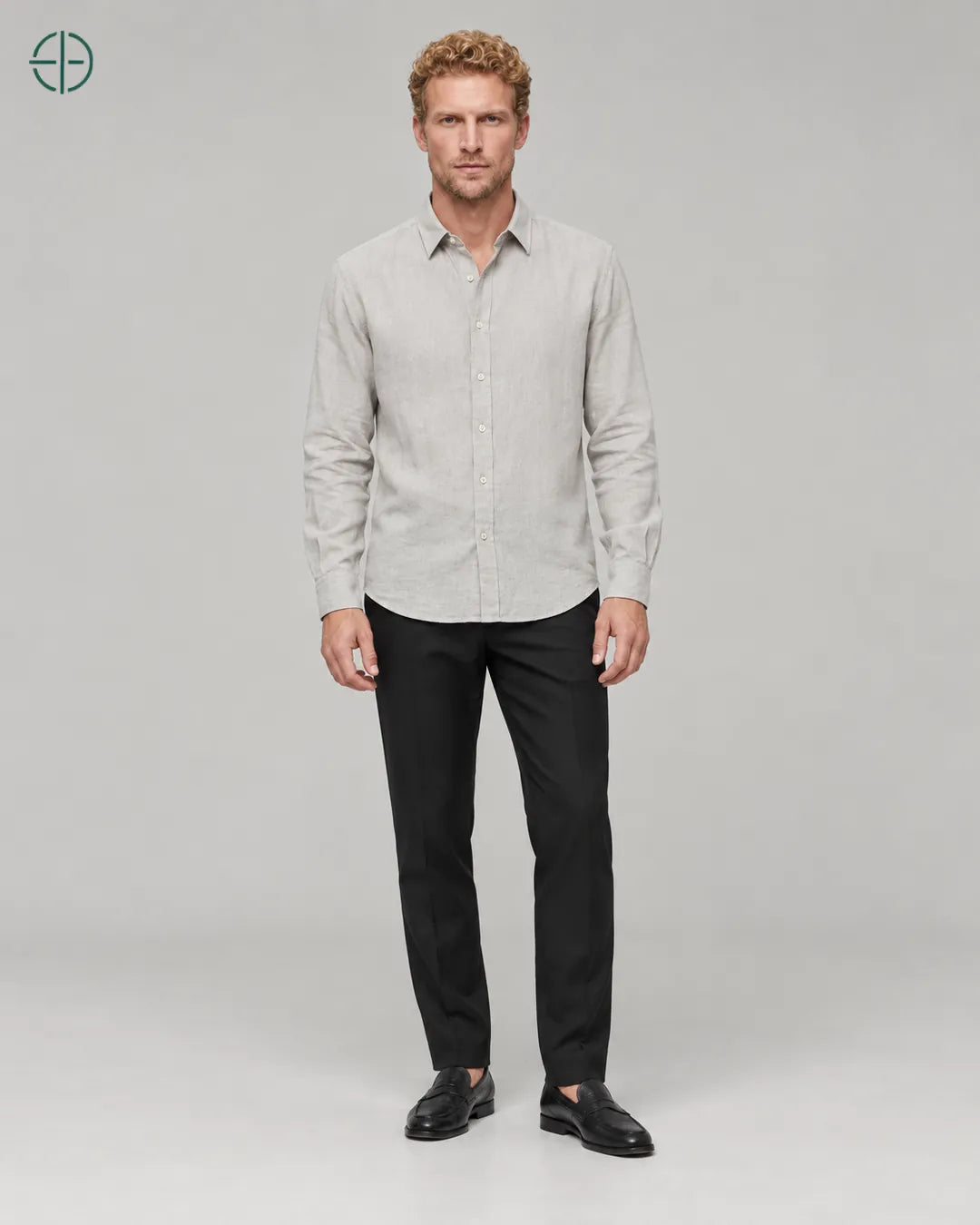 Camisa 100% Linho Belga Masculina Sem Bolso, cor Cinza, modelo usando de frente, em estúdio profissional com fundo cinza ostra.