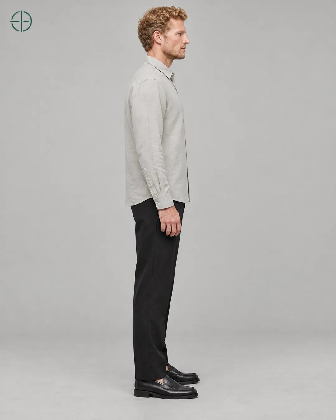 Camisa 100% Linho Belga Masculina Sem Bolso, cor Cinza, mesmo modelo e roupa de lado, em estúdio profissional com fundo cinza ostra.