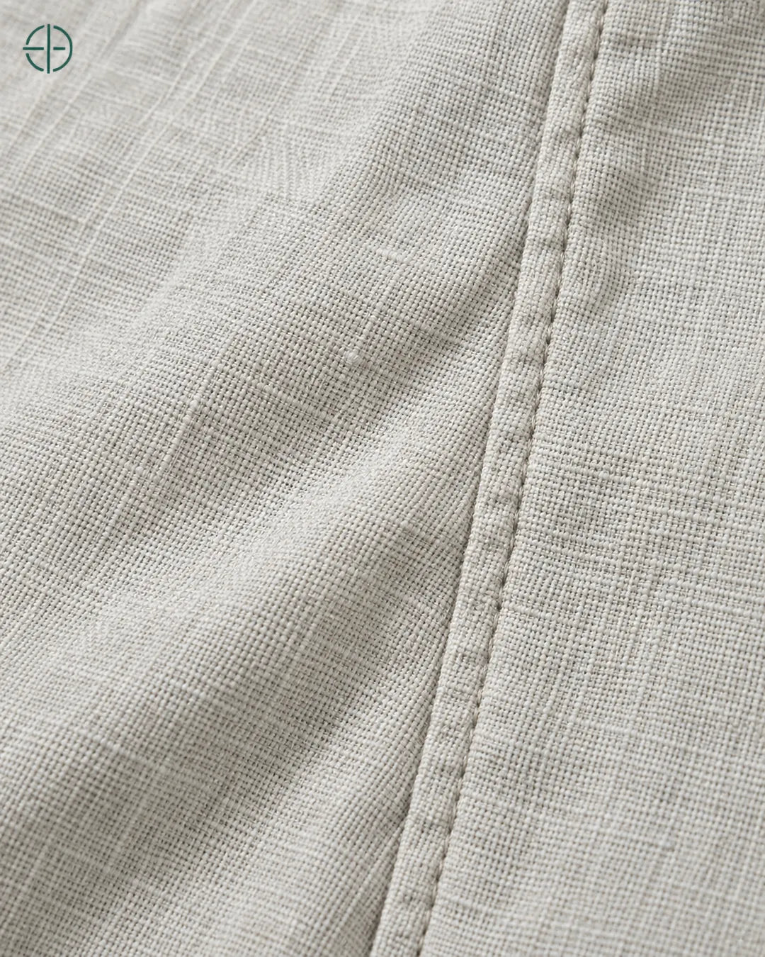 Camisa 100% Linho Belga Masculina Sem Bolso, cor Cinza, macro do produto no modelo, em estúdio profissional com fundo cinza ostra.