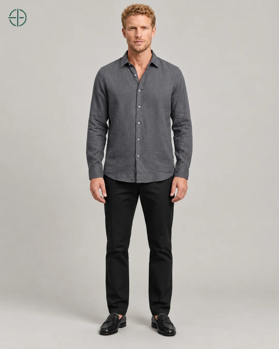Camisa 100% Linho Belga Masculina Sem Bolso, cor Grisalho, modelo de corpo inteiro de frente. Fotografia de produto Rest Money.