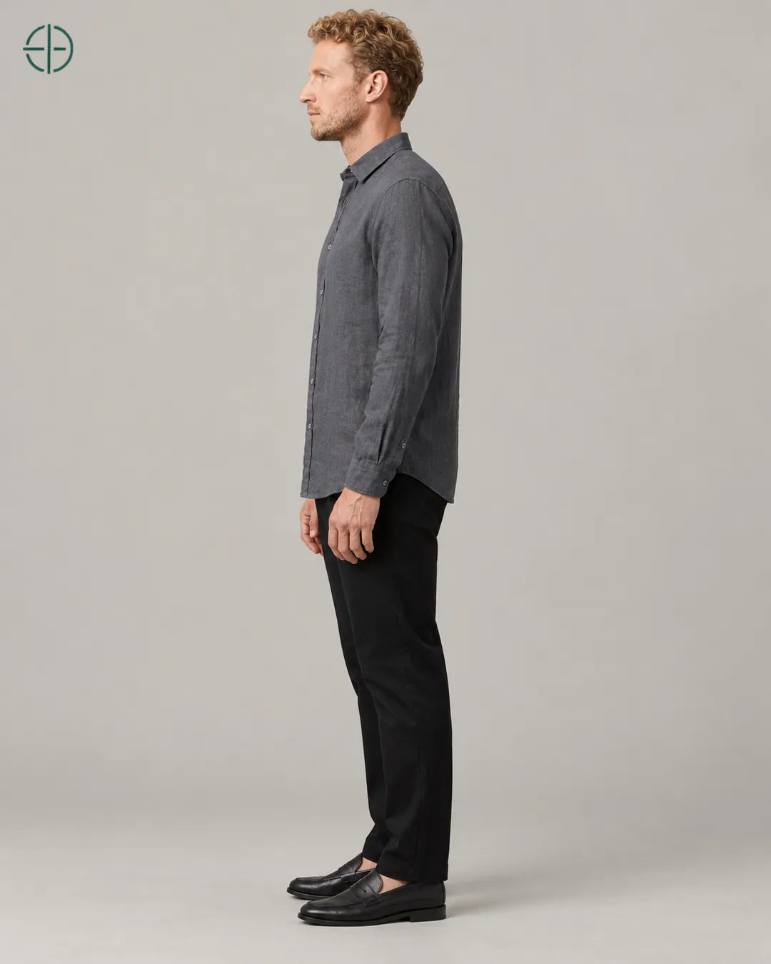 Camisa 100% Linho Belga Masculina Sem Bolso, cor Grisalho, mesmo modelo e roupa de lado. Fotografia de produto Rest Money.