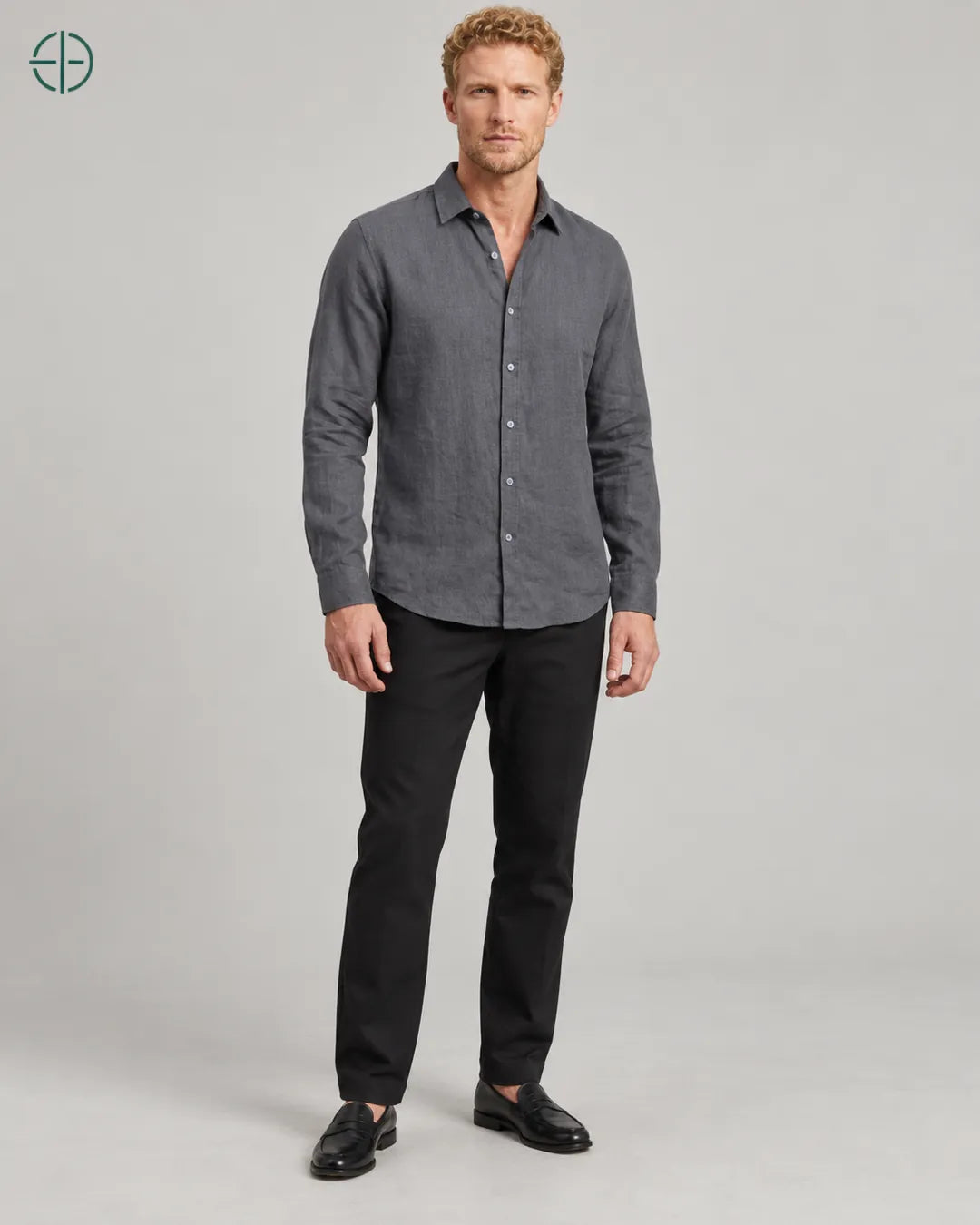 Camisa 100% Linho Belga Masculina Sem Bolso, cor Grisalho, mesmo modelo em três quartos mostrando o caimento. Fotografia de produto Rest Money.
