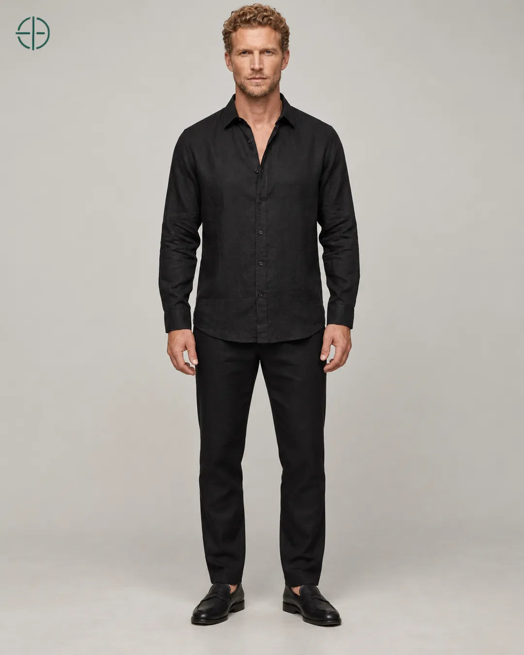 Camisa 100% Linho Belga Masculina Sem Bolso, cor Preto, modelo de corpo inteiro de frente. Fotografia de produto Rest Money.