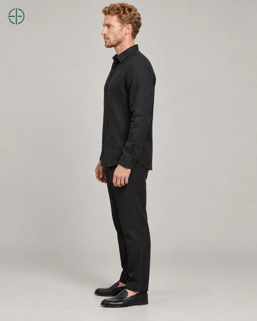 Camisa 100% Linho Belga Masculina Sem Bolso, cor Preto, mesmo modelo e roupa de lado. Fotografia de produto Rest Money.