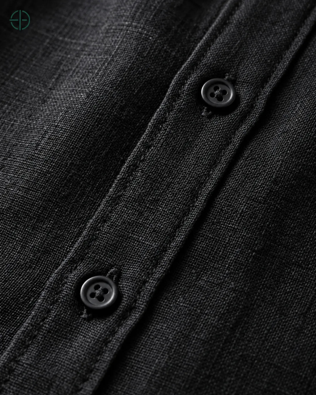 Camisa 100% Linho Belga Masculina Sem Bolso, cor Preto, Detalhe aproximado do tecido e da costura no modelo, mostrando textura real, em estúdio profissional com fundo cinza ostra.