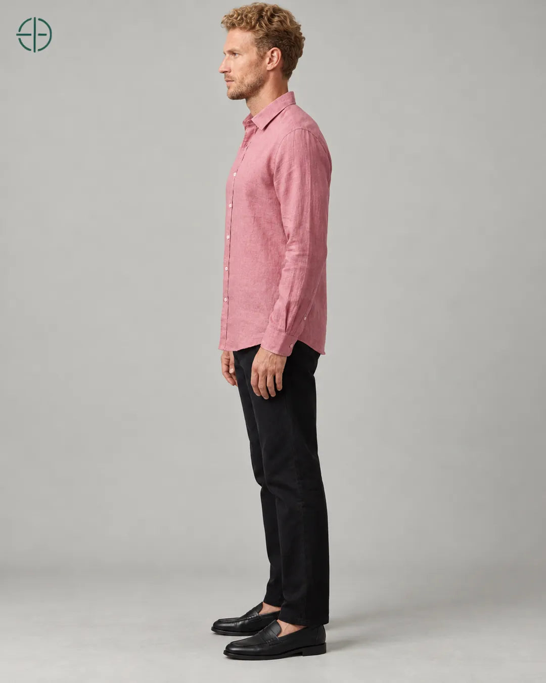 Camisa 100% Linho Belga Masculina Sem Bolso, cor Rosa, mesmo modelo e roupa de lado. Fotografia de produto Rest Money.