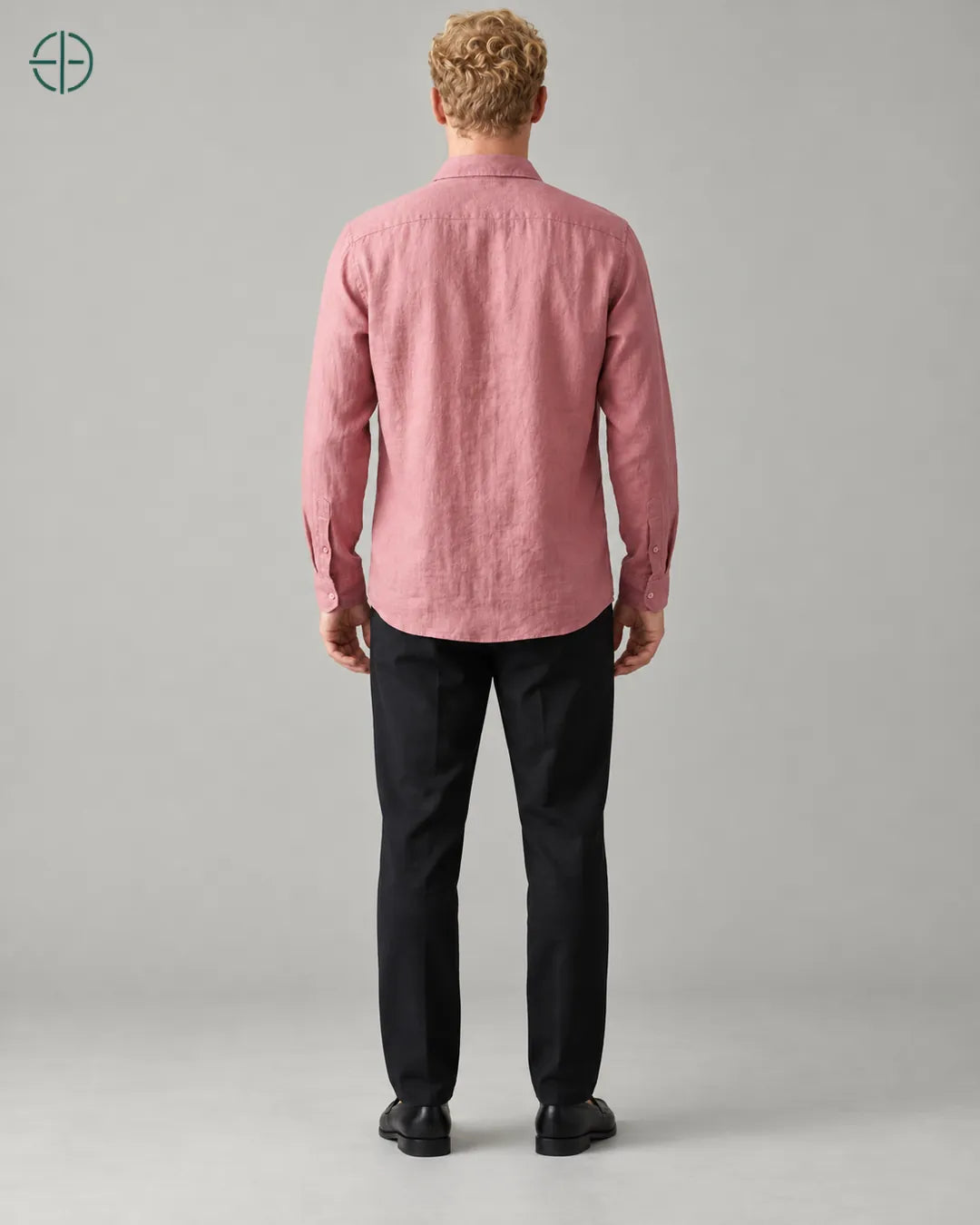 Camisa 100% Linho Belga Masculina Sem Bolso, cor Rosa, mesmo modelo e roupa de costas. Fotografia de produto Rest Money.
