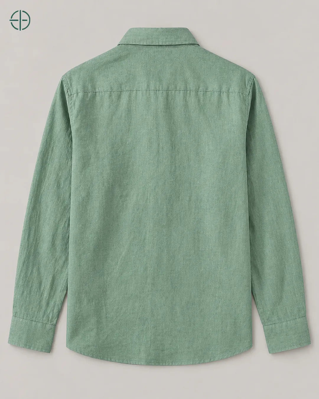 Camisa 100% Linho Belga Masculina Sem Bolso, cor Verde, produto estendido no chão, câmera vertical, vista traseira. Fotografia de produto Rest Money.