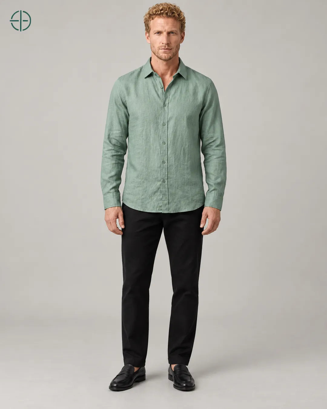 Camisa 100% Linho Belga Masculina Sem Bolso, cor Verde, modelo de corpo inteiro de frente. Fotografia de produto Rest Money.