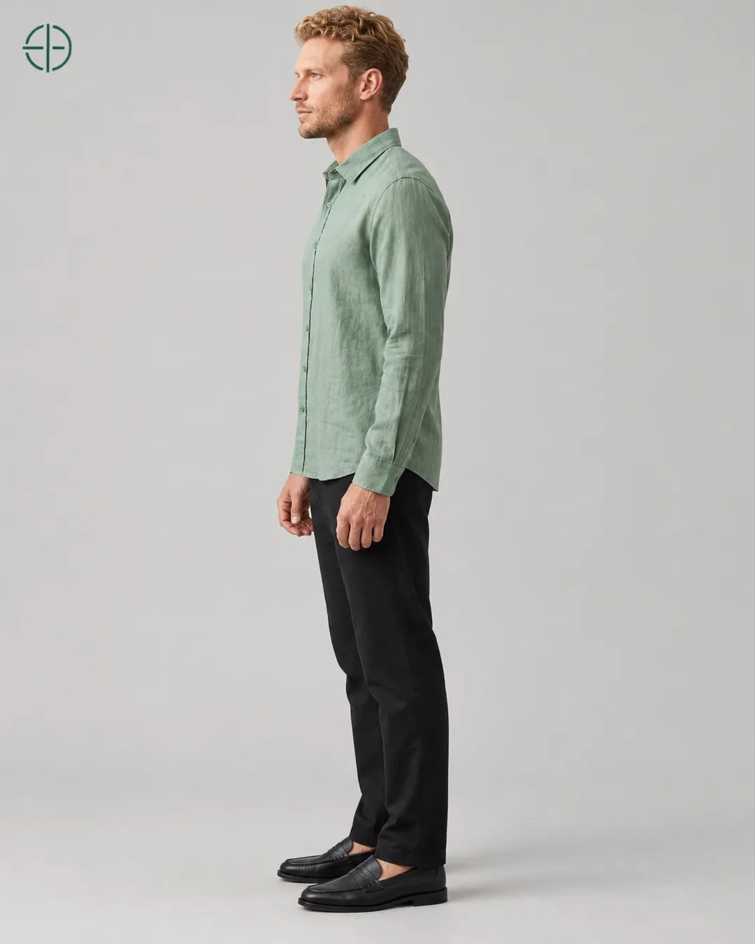 Camisa 100% Linho Belga Masculina Sem Bolso, cor Verde, mesmo modelo e roupa de lado. Fotografia de produto Rest Money.