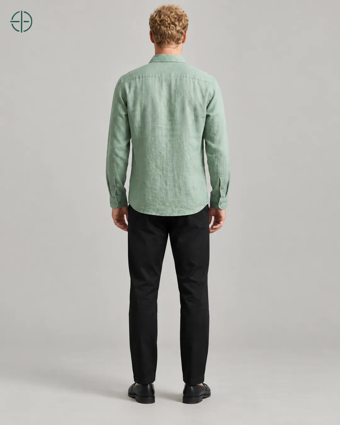 Camisa 100% Linho Belga Masculina Sem Bolso, cor Verde, mesmo modelo e roupa de costas. Fotografia de produto Rest Money.