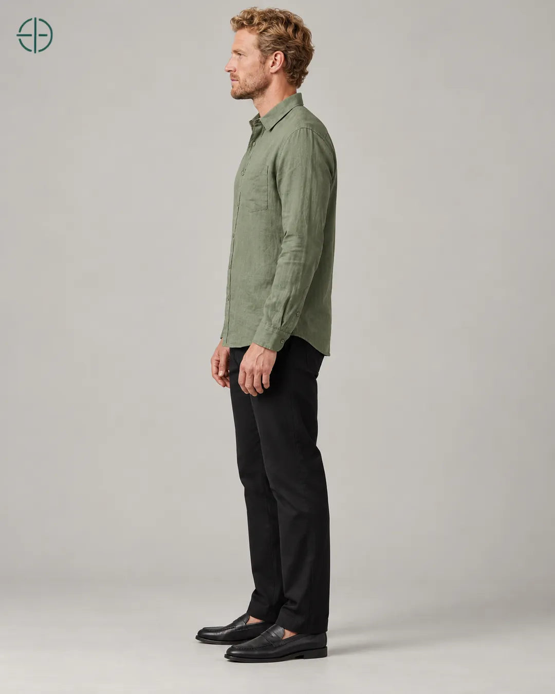 Camisa 100% Linho Belga Masculina, cor Verde, mesmo modelo e roupa de lado. Fotografia de produto Rest Money.