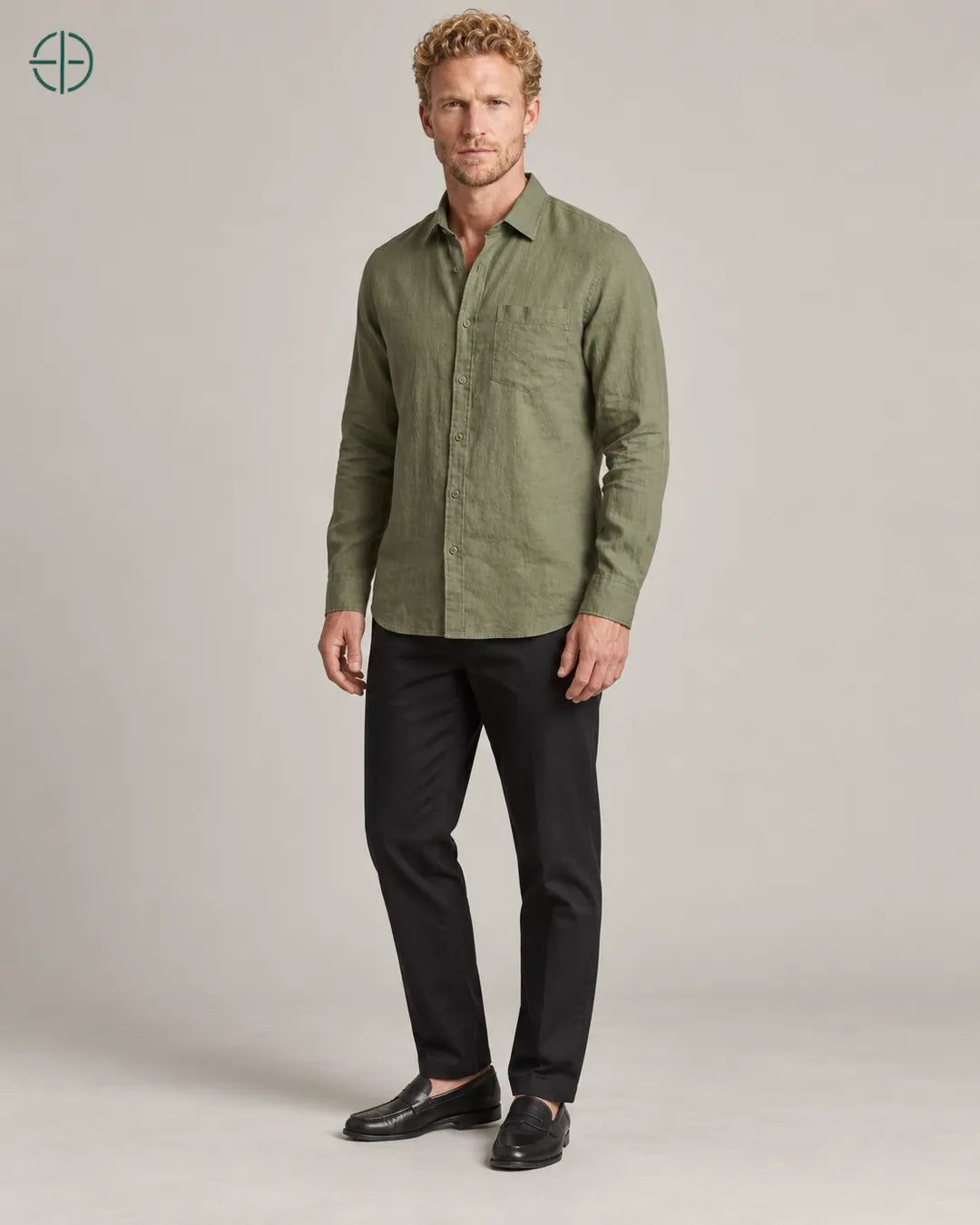 Camisa 100% Linho Belga Masculina, cor Verde, mesmo modelo em três quartos mostrando o caimento. Fotografia de produto Rest Money.