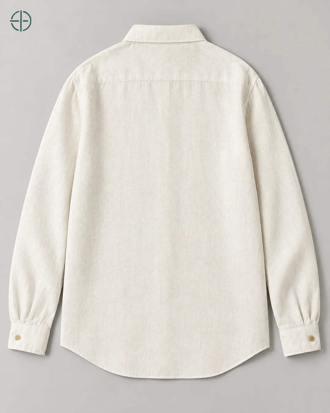 Camisa Feminina 100% Linho, cor Branco, produto isolado de costas, em estúdio profissional com fundo cinza ostra.